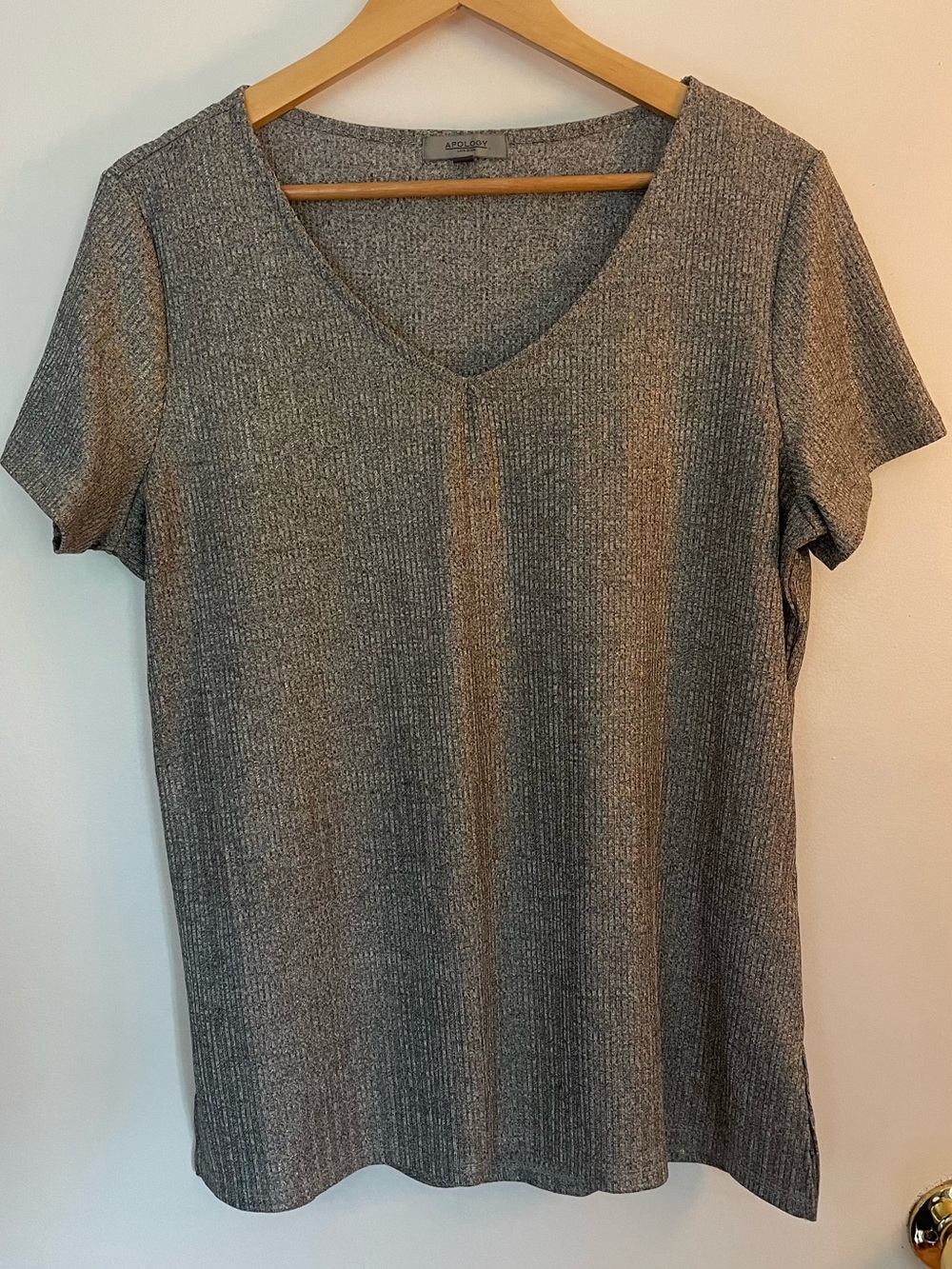 Apology Shimmery V-Neck Ribbed Tee - Gray with Gold